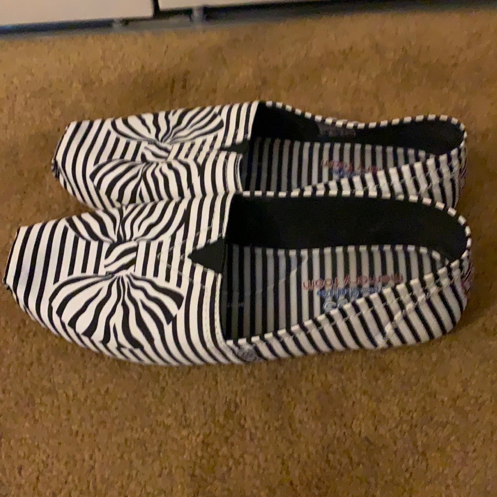 Skechers BOBS black & white bow design